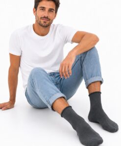 Pesail férfi gumi nélküli zokni modellen