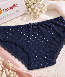 Donella sötétkék pöttyös csipkés női bugyi hangulatos lifestyle környezetben