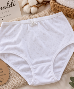 Namaldi magas derekú női bugyi fehér színben, 100% pamut anyagból, hangulatos lifestyle környezetben, S-2XL méretben